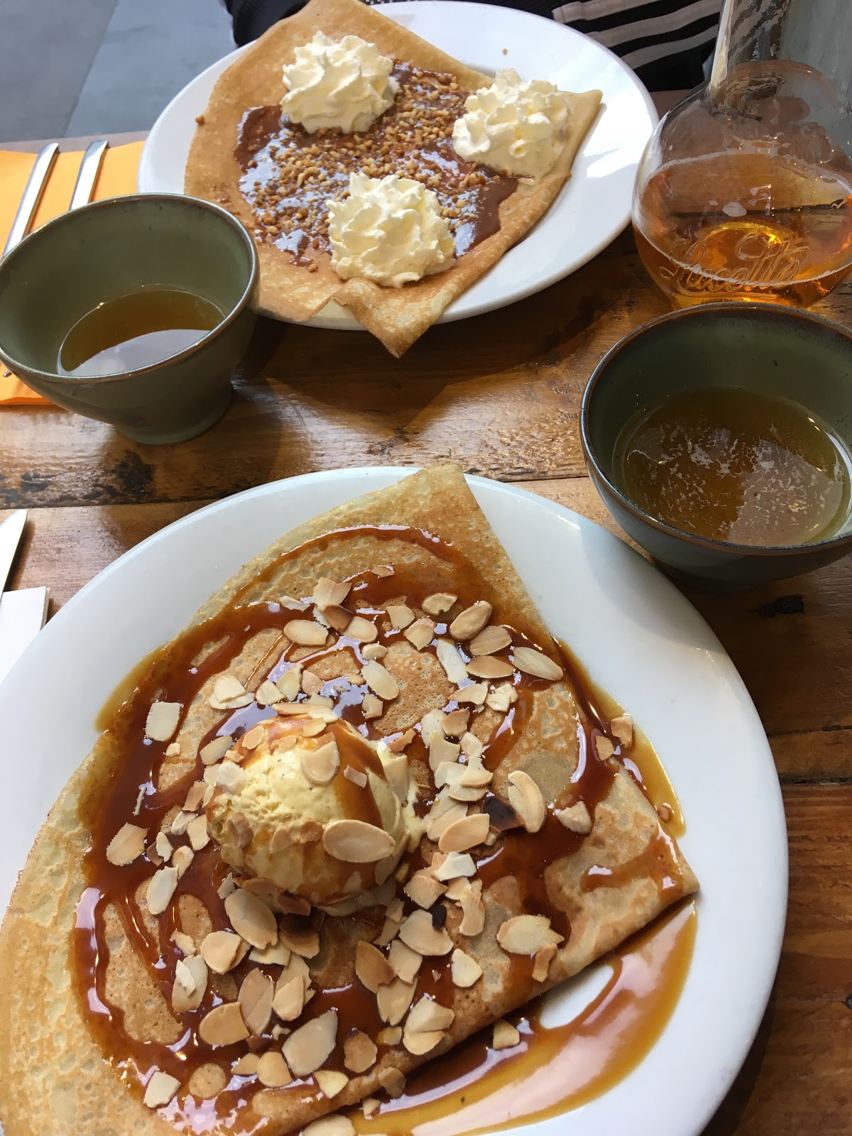 Lucette fait des crêpes
