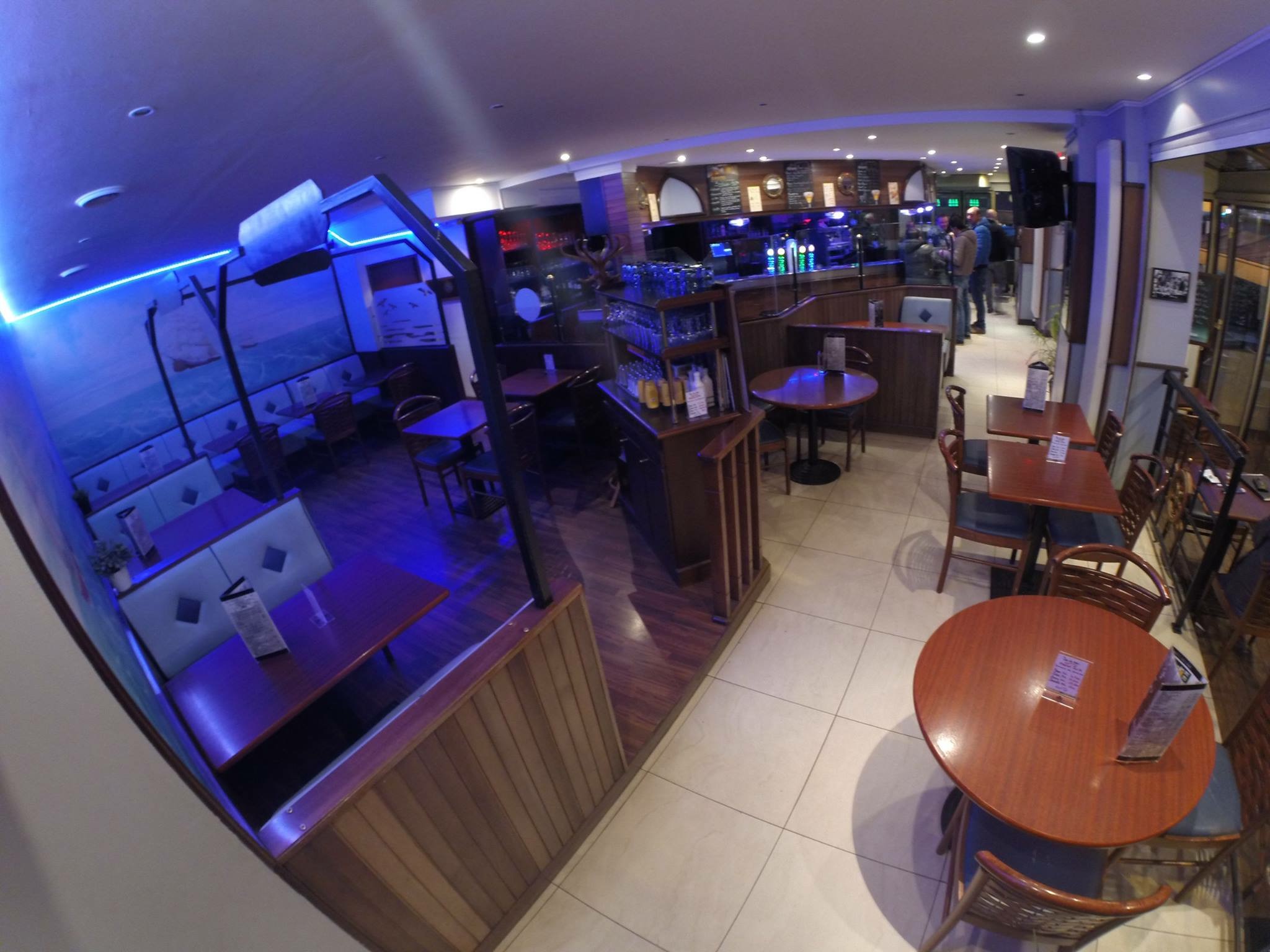 L'Avenue Café