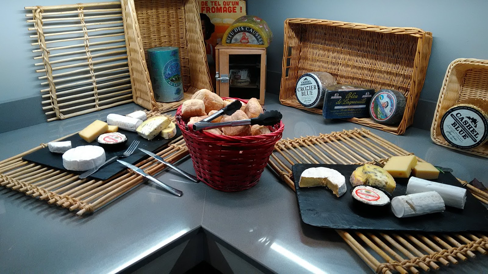 Au Champ Du Coq
