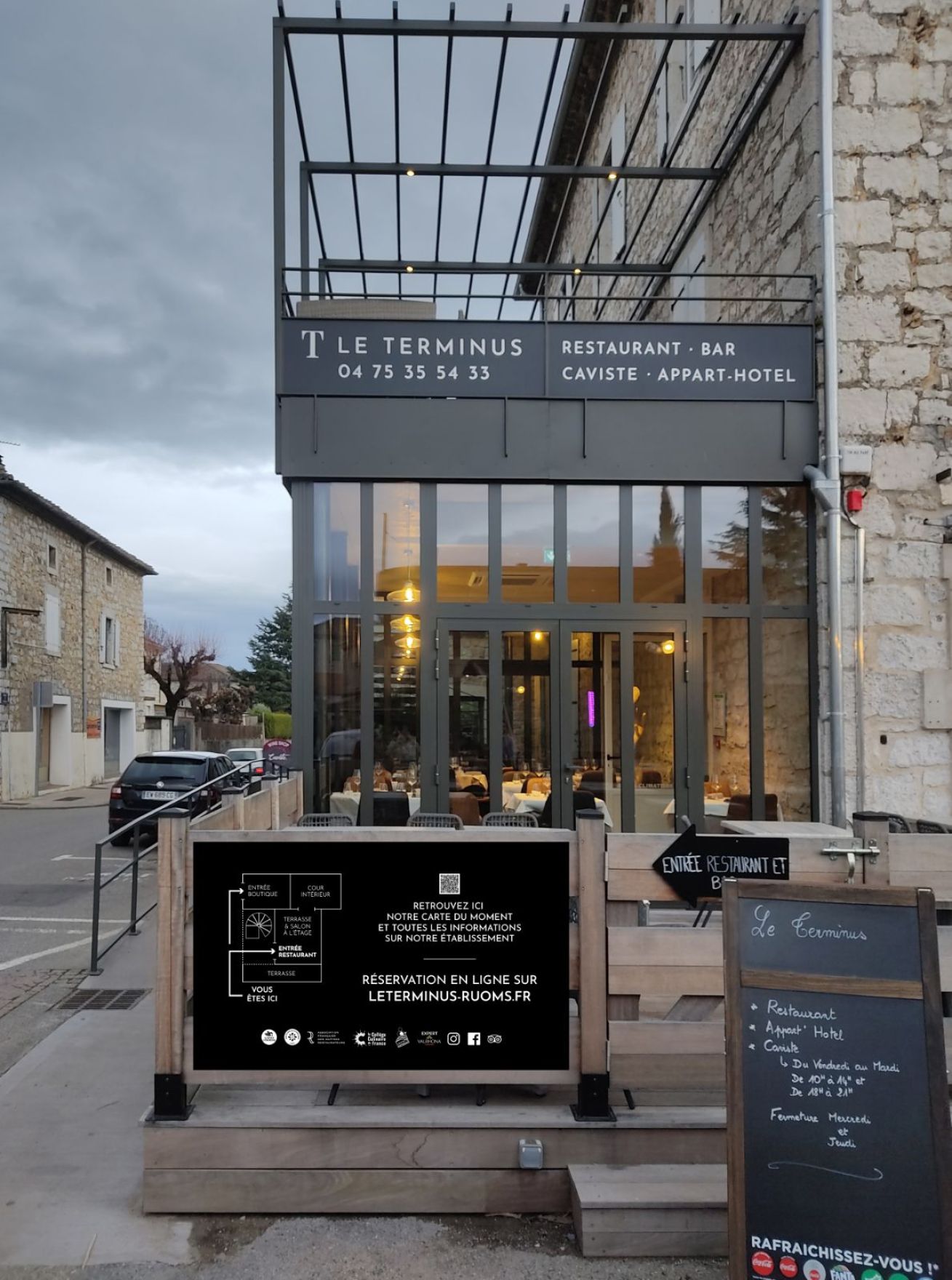 Le Terminus Ruoms : Restaurant Bar Appart-Hotel
