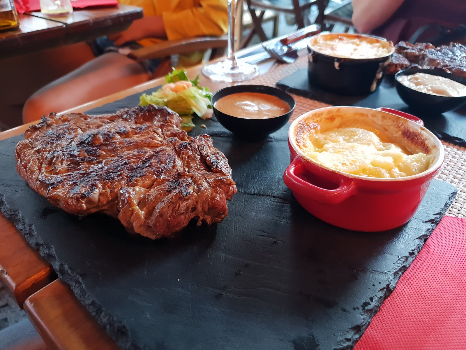 Le Caveau