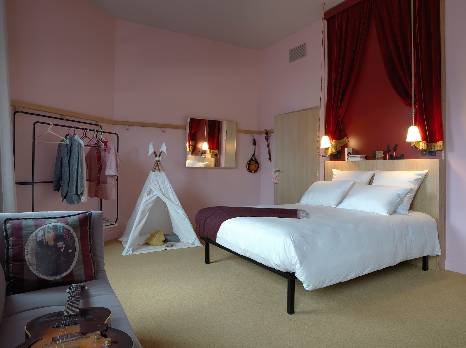 MOB HOTEL — photo 1
