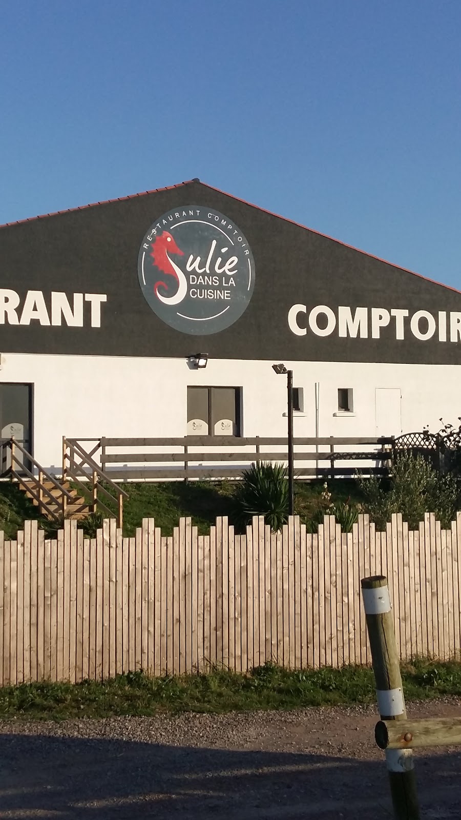 Julie dans la cuisine — photo 3